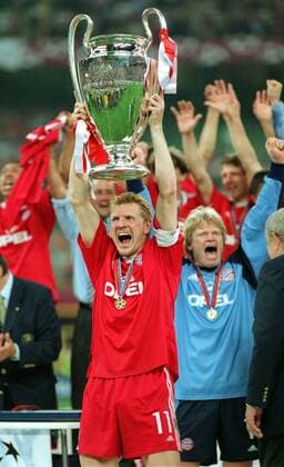 Stefan Effenberg (Bayern) jubelnd mit Pokal Fußball EC 1 Herren Champions League 2000 2001, Finale, Endspiel, FC Bayern München Einzelbild Giuseppe-Meazza-Stadion San Siro Mailand Freude,