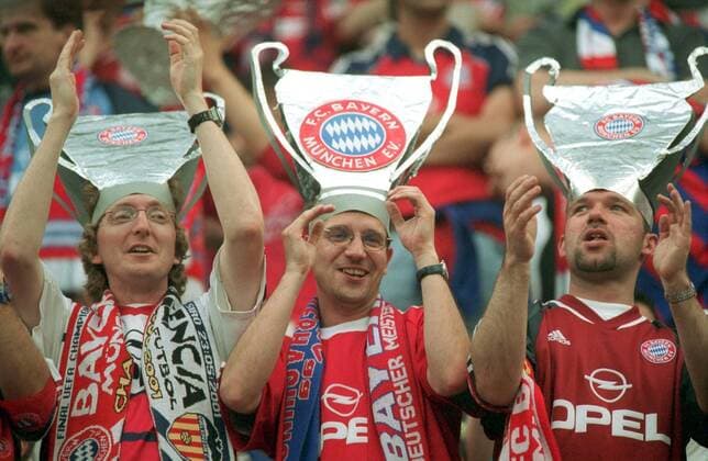 Fußball, FC Bayern München, Champions League Sieger 2001 Bayern-Fans feiern ihre Jungs Fußball EC 1 Herren Champions League 2000 2001, Finale, Endspiel, FC Bayern München Gruppe Giuseppe-Meazza-Stadion San Siro Mailand Freude,