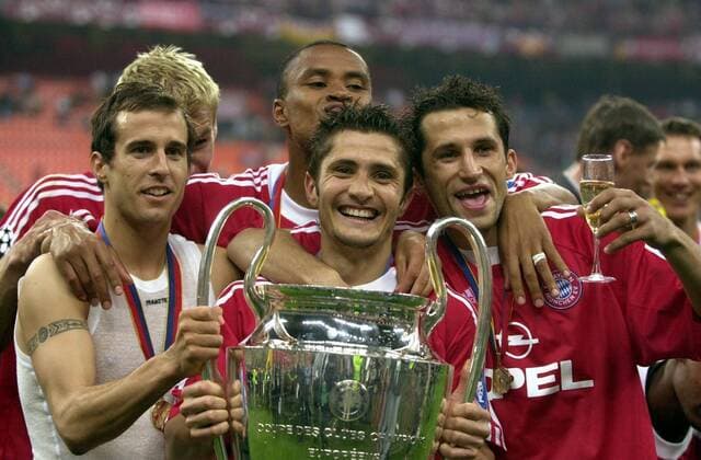Fußball, FC Bayern München, Champions League Sieger 2001 V.l.n.r.: Mehmet Scholl, Bixente Lizarazu, Paulo Sergio und Hasan Salihamidzic (alle Bayern) mit Pokal Fußball EC 1 Herren Champions League 2000 2001, Finale, Endspiel, FC Bayern München, Feier, Siegesfeier Gruppe Stadio Giuseppe Meazza, San Siro Mailand Freude,