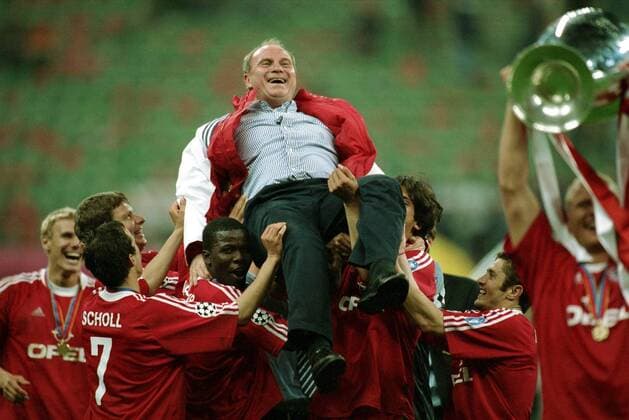 Fußball, FC Bayern München, Champions League Sieger 2001 Manager Uli Hoeneß (Bayern) am Ziel seiner Träume Fußball EC 1 Herren Champions League 2000 2001, Finale, Endspiel, FC Bayern München, Feier, Siegesfeier Einzelbild Stadio Giuseppe Meazza, San Siro Mailand Begeisterung, Freude,