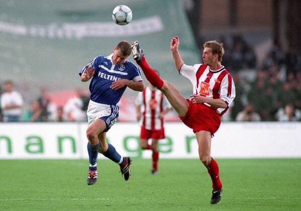 Fußball, DFB-Pokalfinale 2000 2001, 1. FC Union Berlin - FC Schalke 04 Ebbe Sand (Schalke, li.) am Ball gegen Steffen Menze (Union) Fußball Herren DFB-Pokal 2000 2001, Pokalfinale, Finale, Endspiel, FC Schalke 04 - 1. FC Union Berlin 2:0, Vneg Gruppe Olympiastadion Berlin Dynamik, Kampf,