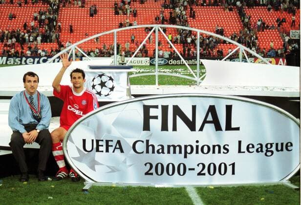 Fußball, FC Bayern München, Champions League Sieger 2001 Jens Jeremies (li.) und Hasan Salihamidzic (beide Bayern) sitzen auf dem leeren Siegerpodest Fußball EC 1 Herren Champions League 2000 2001, Finale, Endspiel, FC Bayern München, Vneg Totale Stadio Giuseppe Meazza, San Siro Mailand