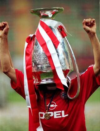 Fußball, FC Bayern München, Champions League Sieger 2001 Bixente Lizarazu (Bayern) stülpt sich den Pott über den Kopf Fußball EC 1 Herren Champions League 2000 2001, Finale, Endspiel, FC Bayern München, Vneg Einzelbild Stadio Giuseppe Meazza, San Siro Mailand Freude, Komik