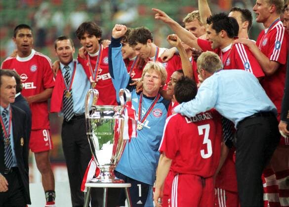 Fußball, FC Bayern München, Champions League Sieger 2001 Der FC Bayern München hat den Pokal Fußball EC 1 Herren Champions League 2000 2001, Finale, Endspiel, FC Bayern München, Vneg Totale Stadio Giuseppe Meazza, San Siro Mailand Freude,