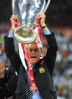 Trainer Ottmar Hitzfeld (Bayern) mit dem Champions-League-Pokal Fußball EC 1 Herren Champions League 2000 2001, FC Bayern München, Finale, Endspiel, Sieg, Sieger, Europacupsieger, Einzelbild Stadio Giuseppe Meazza, San Siro Mailand Begeisterung, Freude,