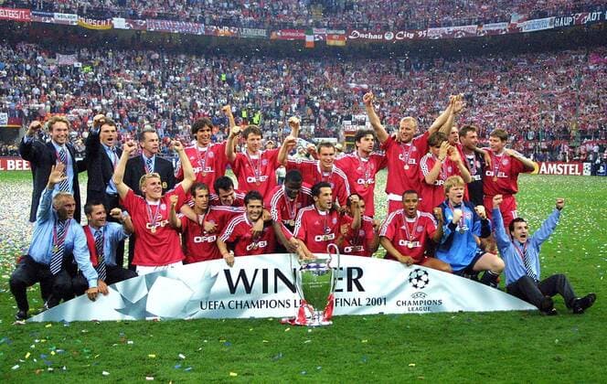 Fußball, FC Bayern München, Champions League Sieger 2001 Mannschaftsbild FC Bayern München Fußball EC 1 Herren Champions League 2000 2001, FC Bayern München, Finale, Endspiel, Sieg, Sieger, Europacupsieger, Totale Stadio Giuseppe Meazza, San Siro Mailand Begeisterung, Freude,