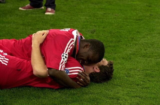 Fußball, FC Bayern München, Champions League Sieger 2001 Samuel Osei Kuffour (oben, Bayern) eng umschlungen auf dem Rasen Fußball EC 1 Herren Champions League 2000 2001, FC Bayern München, Finale, Endspiel, Sieg, Sieger, Europacupsieger Gruppe Stadio Giuseppe Meazza, San Siro Mailand Harmonie, Begeisterung, Freude,