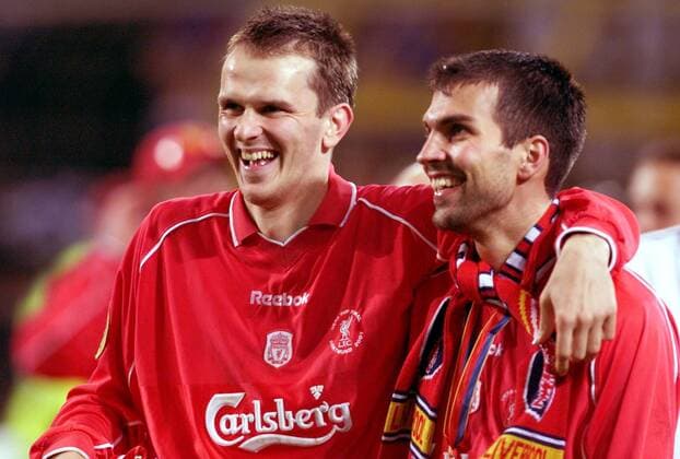 Dietmar Hamann (li.) und Markus Babbel (beide Liverpool) umarmen sich brüderlich Fußball EC 3 Herren UEFA-Cup 2000 2001, Europapokal, Europacup, Finale, Endspiel, Liverpool FC (England), Vdig, Pokal Gruppe Westfalenstadion Dortmund Freude, Kameradschaft,