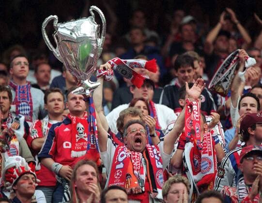 Fußball, FC Bayern München, Champions League Sieger 2001 Bayern-Fans jubeln mit einer Nachbildung des Champions-League-Pokals Fußball EC 1 Herren Champions League 2000 2001: FC Bayern München Totale Stadio Giuseppe-Meazza, San Siro Mailand Begeisterung, Freude,