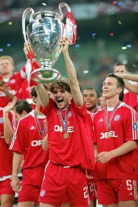 Owen Hargreaves (Bayern) jubelt mit dem Champions-League-Pokal Fußball EC 1 Herren Champions League 2000 2001: FC Bayern München Gruppe Stadio Giuseppe-Meazza, San Siro Mailand Freude, Begeisterung