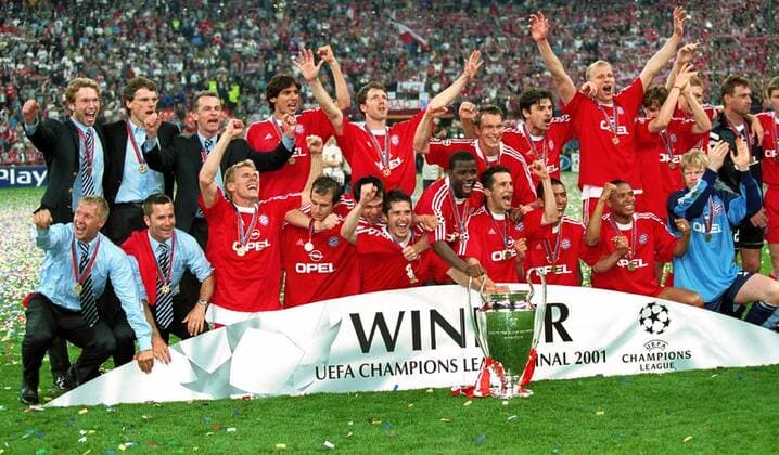 Fußball, FC Bayern München, Champions League Sieger 2001 Der FC Bayern München feiert den Sieg der Champions-League 2000 2001 Fußball EC 1 Herren Champions League 2000 2001, Finale, Endspiel, FC Bayern München, Vneg, Sieg, Sieger, Siegesfeier Totale Stadio Giuseppe Meazza, San Siro Mailand Begeisterung, Freude,