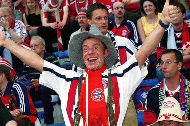 Fußball, FC Bayern München, Champions League Sieger 2001 Bayern-Fan im Fanblock Fußball EC 1 Herren Champions League 2000 2001, Finale, Endspiel, FC Bayern München, Vneg Einzelbild Stadio Giuseppe Meazza, San Siro Mailand Freude,  