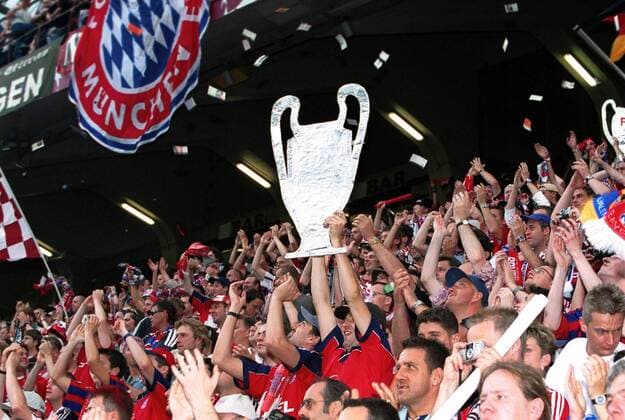 Fußball, FC Bayern München, Champions League Sieger 2001 Bayern-Fanblock Fußball EC 1 Herren Champions League 2000 2001, Finale, Endspiel, FC Bayern München, Vneg Totale Stadio Giuseppe Meazza, San Siro Mailand Masse Freude,  
