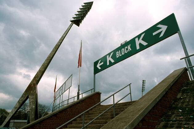 Fußball, Stadiongeschichte SG Dynamo Dresden Aufgang zum Block K im Dresdner Rudolf Harbig Stadion, links ein Flutlichtmast Fußball Herren Saison 1998 1999: Regionalliga Nordost, 3. Liga, 1. FC Dynamo Dresden, Vdia Totale Rudolf Harbig Stadion Dresden
