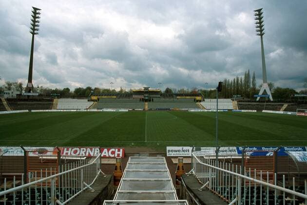 Fußball, Stadiongeschichte SG Dynamo Dresden Dunkle Wolken über dem Dresdner Rudolf Harbig Stadion Fußball Herren Saison 1998 1999: Regionalliga Nordost, 3. Liga, 1. FC Dynamo Dresden, Vdia Totale Rudolf Harbig Stadion Dresden