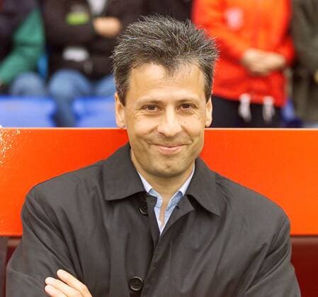 Trainer Lucien Favre (Genf) zufrieden Fußball Herren Schweizer-Pokal 2000 2001, Endspiel, Finale, Pokalfinale, Pokalendspiel, Nationalliga A, NLA, Liga Porträt Pokalspiel, St. Jacob-Park Basel Freude,