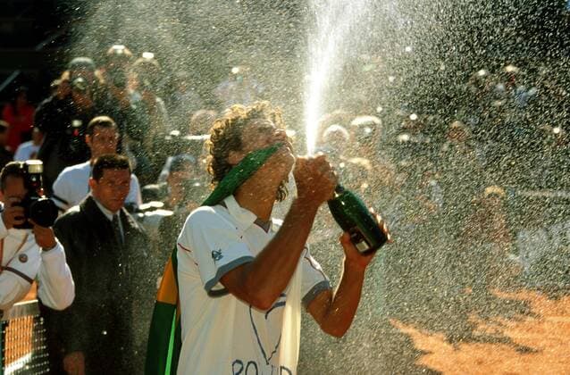 Gustavo Kuerten (Brasilien) nimmt eine Champagnerdusche Tennis Herren French Open 2001, ATP-Tour, Grand Slam, Sand, Sandplatz, Sandplatztennis, Sandplatzturnier, Vdia Einzelbild Roland Garros Paris Glück Freude, Begeisterung,