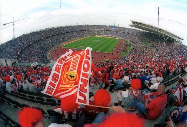 Fußball, DFB-Pokalfinale 2000 2001, 1. FC Union Berlin - FC Schalke 04 Union-Fans im Berliner Olympiastadion Fußball 2. BL Herren DFB-Pokal 2000 2001, Endspiel, Finale, Pokalendspiel, Pokalfinale Totale Olympiastadion Berlin Weite,