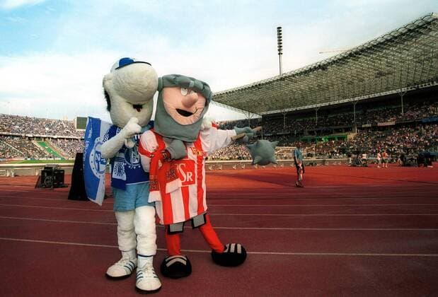 Fußball, DFB-Pokalfinale 2000 2001, 1. FC Union Berlin - FC Schalke 04 Verbrüderung unter Maskottchen - Schalker Talisman Erwin und Union-Glücksbringer Ritter Eisenheart mögen sich Fußball Herren DFB-Pokal 2000 2001, Endspiel, Finale, Pokalendspiel, Pokalfinale Gruppe Olympiastadion Berlin, Eisenhart Harmonie Kameradschaft,