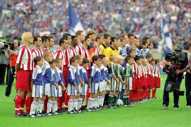 Die beiden Mannschaften vor dem Endspiel, vorn Union, v. li.: Nikol, Isa, Kremenliev, Koilov, Djurkovic, Tschiedel, Okeke, Ernemann, Persich, Beuckert, Menze Fußball Herren DFB-Pokal 2000 2001, Finale, Pokalfinale, Endspiel, Pokalendspiel Totale Olympiastadion Berlin