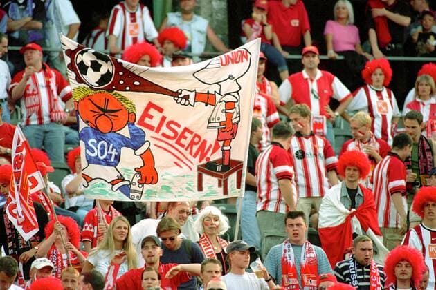Fußball, DFB-Pokalfinale 2000 2001, 1. FC Union Berlin - FC Schalke 04 Union-Fans mit Plakat: Ritter Eisenheart packt den Knüppel aus und der Schalker Knappe bekommt eisern einen drauf... Fußball Herren DFB-Pokal 2000 2001, Finale, Pokalfinale, Endspiel, Pokalendspiel Totale Olympiastadion Berlin, Eisenhart Komik,