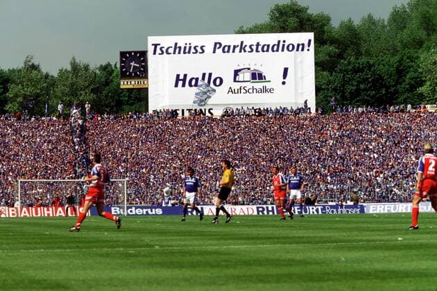 Letztes Spiel: Tschüss Parkstadion - Hallo AufSchalke! Fußball 1. BL Herren Saison 2000 2001: FC Schalke 04 - SpVgg. Unterhaching 5:3 Totale Parkstadion Gelsenkirchen Masse,