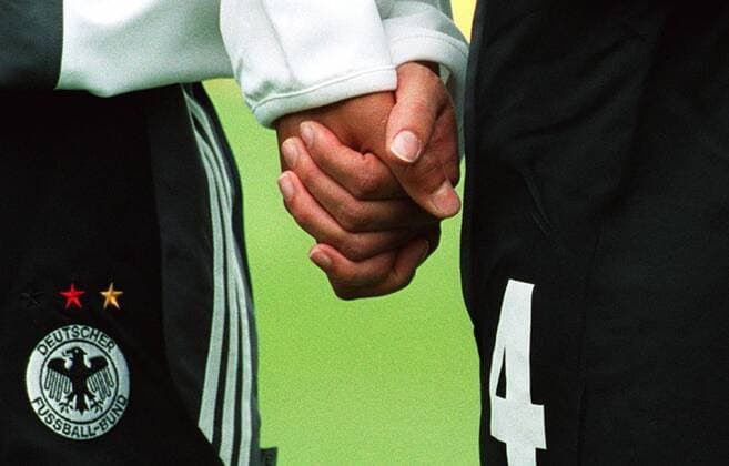 Hand in Hand gehen die Frauen der deutschen Nationalmannschaft in das erste Gruppenspiel der Europameisterschaft Fußball EM Damen Europameisterschaft 2001, Länderspiel, Gruppenspiel, Gruppe A, Frauen, Frauenfußball Gruppe Steigerwaldstadion Erfurt Harmonie, Kameradschaft,