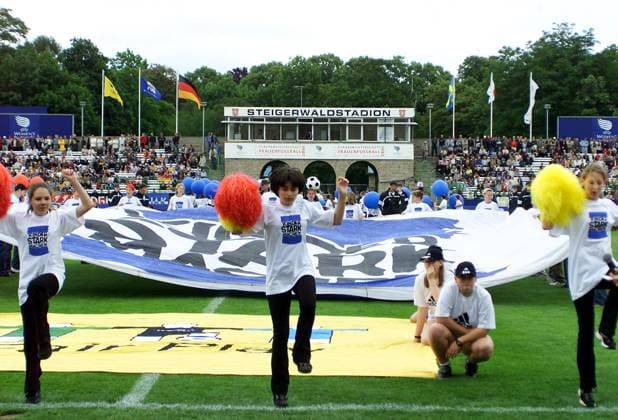 Eröffnungsfeier der Frauen-Europameisterschaft 2001 im Erfurter Steigerwaldstadion Fußball EM Damen Europameisterschaft 2001, Länderspiel, Gruppenspiel, Gruppe A, Frauen, Frauenfußball Totale Steigerwaldstadion Erfurt