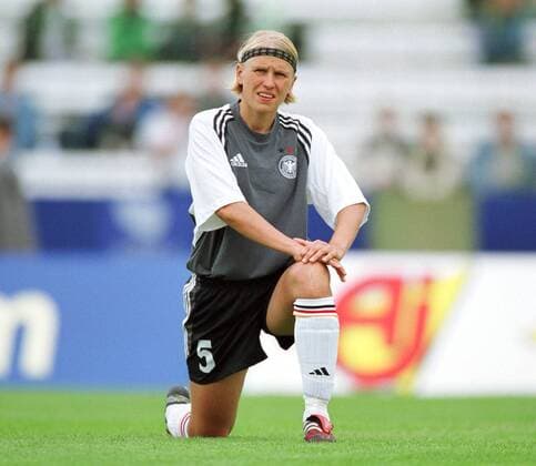 Doris Fitschen (Deutschland) am Boden Fußball EM Damen Europameisterschaft 2001, Länderspiel, Gruppenspiel, Gruppe A, Frauen, Frauenfußball Einzelbild Steigerwaldstadion Erfurt