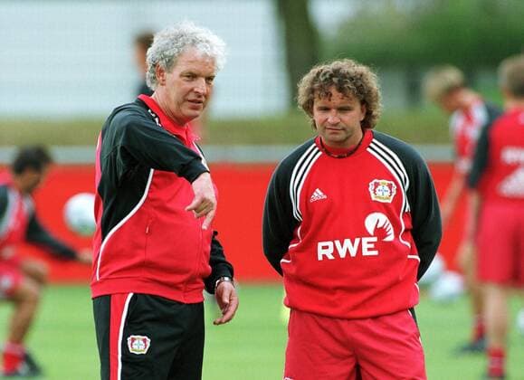 Trainer Klaus Toppmöller (li.) gibt Praktikant Heiko Scholz (beide Leverkusen) Ratschläge Fußball 1. BL Herren Saison 2001 2002, Bayer 04 Leverkusen, Saisonvorbereitung, Training, Vneg Gruppe Sommerpause Leverkusen