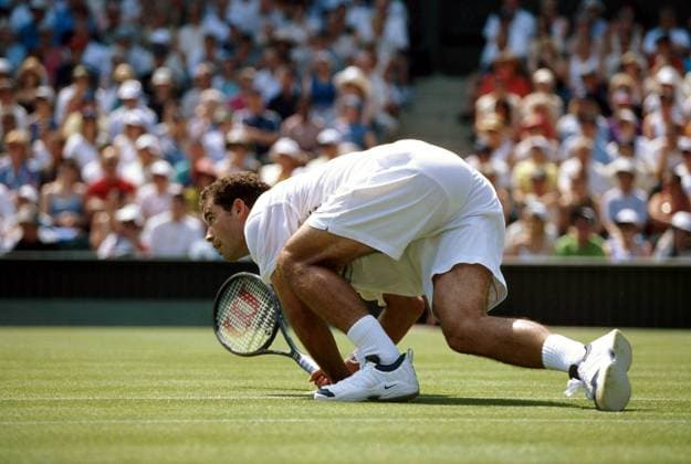 Pete Sampras (USA) verliert an Standfestigkeit Tennis Herren All England Championships 2001, ATP-Tour, Rasen, Rasenplatz, Rasentennis, Rasenturnier, Vdig Einzelbild Grand Slam, Wimbledon London