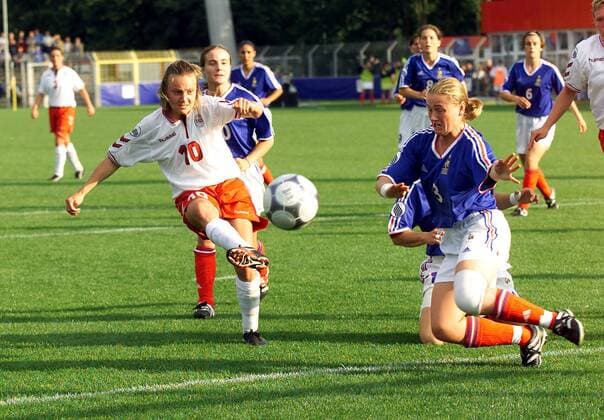 Gitte Krogh (Dänemark, li.) zieht ab, Elodie Woock (Frankreich) versucht zu retten, was zu retten ist Fußball EM Damen Europameisterschaft 2001, Länderspiel, Gruppenspiel, Gruppe B, Frauen, Frauenfußball Gruppe Stadion an der Kreuzeiche Reutlingen Dynamik,