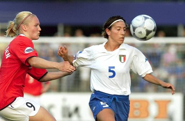 Gioia-Margherita Masia (Italien, re.) im Duell mit Ragnhild Gulbrandsen (Norwegen) Fußball EM Damen Europameisterschaft 2001, Länderspiel, Gruppenspiel, Gruppe B, Frauen, Frauenfußball Gruppe Stadion an der Kreuzeiche Reutlingen Dynamik,