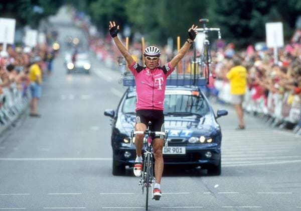 Jan Ullrich (Deutschland Team Deutsche Telekom) jubelt im Ziel - Deutscher Meister Radsport LM Herren Deutsche Meisterschaft 2001, Radrennsport, Straßenradsport, Straßenradrennsport, Radrennen Einzelbild Bad Dürrheim Freude, Überlegenheit,
