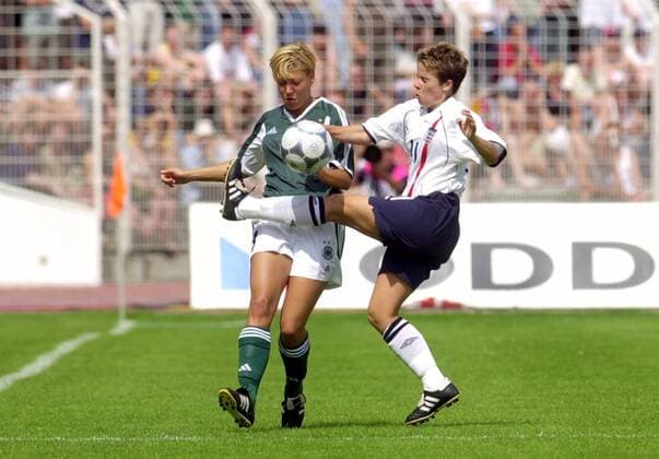 Linda Bresonik (li., Deutschland) gegen Susan Smith (England) Fußball EM Damen Europameisterschaft 2001: Gruppenspiel, Gruppe A, Frauen, Frauenfußball Gruppe Ernst-Abbe-Sportfeld Jena Dynamik, Kampf,