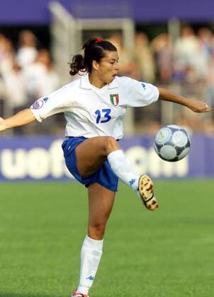 Manuela Tesse (Italien) am Ball Fußball EM Damen Europameisterschaft 2001, Länderspiel, Gruppenspiel, Gruppe B, Frauen, Frauenfußball, Vdig Einzelbild Stadion an der Kreuzeiche Reutlingen Dynamik,