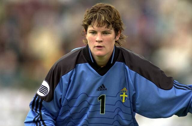 Torfrau Caroline Jönsson (Schweden) konzentriert Fußball EM Damen Europameisterschaft 2001, Länderspiel, Gruppenspiel, Gruppe A, Frauen, Frauenfußball, Vdig Einzelbild Steigerwaldstadion Erfurt Konzentration,