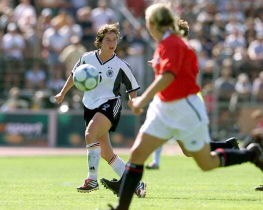 Maren Meinert (Deutschland) Fußball EM Damen Europameisterschaft 2001, Frauen, Frauenfußball, Frauennationalmannschaft, Länderspiel Einzelbild Donaustadion Ulm Dynamik,