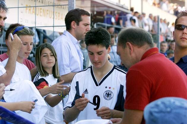 Birgit Prinz (Deutschland) schreibt Autogramme Fußball EM Damen Europameisterschaft 2001, Frauen, Frauenfußball, Frauennationalmannschaft, Länderspiel Gruppe Donaustadion Ulm