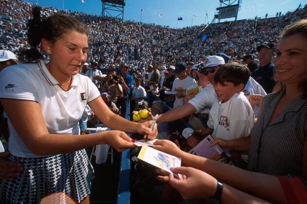 Monica Seles (USA) gibt Autogramme Tennis Damen US Open 1995, WTA-Tour, Grand Slam, Hartplatz, Hardcourt, Hartplatztennis, Hartplatzturnier, Vdia Totale Flushing Meadow New York