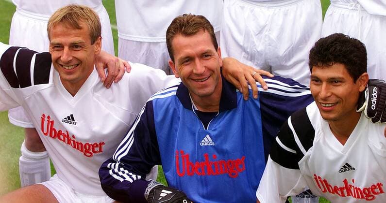 V.li.: Jürgen Klinsmann, Torwart Andreas Köpke und Krassimir Balakov (alle Altinternationale) Fußball Herren Andreas Köpkes Abschiedsspiel 2001, Abschied, Nürnberg - Alt-Internationale 2:3 Gruppe Frankenstadion Nürnberg Freude,