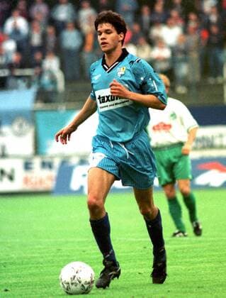 Michael Ballack (Chemnitz) am Ball Fußball Herren NOFV-Regionalliga Nordost 1996 1997, Chemnitzer FC - Sachsen Leipzig 4:0 Einzelbild Stadion an der Gellerstraße Chemnitz Dynamik,