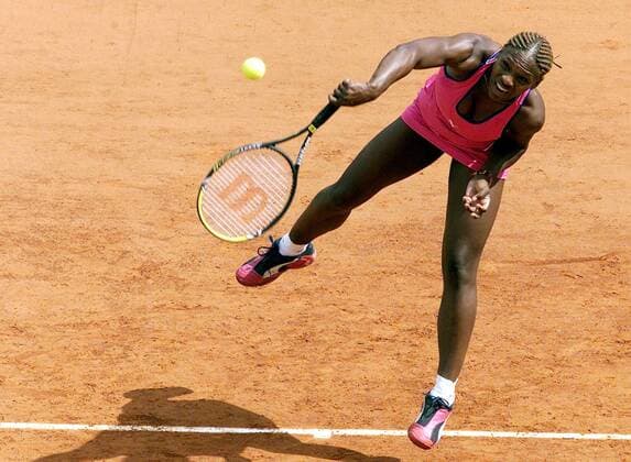 Serena Williams (USA) - Aufschlag Tennis Damen French Open 2001, WTA-Tour, Grand Slam, Sand, Sandplatz, Sandplatztennis, Sandplatzturnier Einzelbild Roland Garros Paris Dynamik, Höhe,