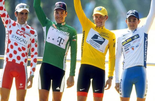Die Gewinner der Trikots winken bei der Siegerehrung, v. li.: Laurent Jalabert (Frankreich CSC-Tiscali, Bergwertung), Erik Zabel (Deutschland Team Deutsche Telekom, Sprintwertung), Lance Armstrong (USA US Postal Service, Gesamtwertung) und... Radsport Herren Tour de France 2001, Radrennsport, Straßenradsport, Straßenradrennsport, Radrennen Gruppe Champs-Elysees, Elysee Paris Freude,
