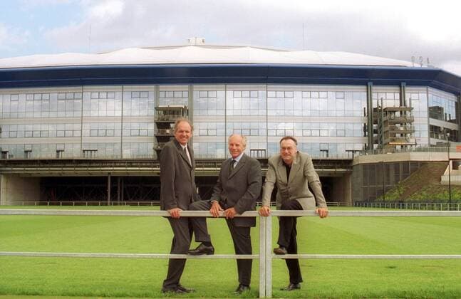 V. li.: Joachim Faust und Hermann Henkel - die Geschäftsführer der Architektengruppe HPP Hentrich-Petschnigg & Partner KG - mit ihrem Projektleiter Günter Kus vor der Arena AufSchalke Fußball 1. BL Herren Saison 2001 2002, FC Schalke 04 Totale SchalkeArena, AufSchalkeArena, Auf Gelsenkirchen