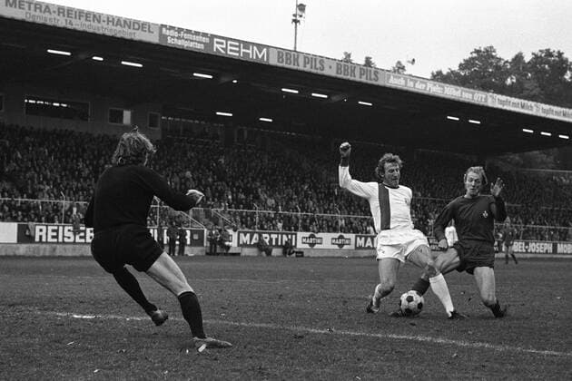Fußball, 1. FC Kaiserslautern - FC Bayern München 7-4 Roland Sandberg (Lautern, re.) im Duell mit Hans-Georg Schwarzenbeck, Torwart Sepp Maier (Bayern) macht sich sprungbereit Fußball 1. BL Herren Saison 1973 1974, 1. FC Kaiserslautern - FC Bayern München 7:4 Totale Betzenberg Kaiserslautern Dynamik,