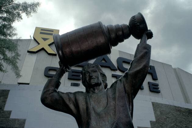 Wayne Gretzky - Denkmal vor der Halle der Edmonton Oilers Eishockey Herren NHL 2001 2002, National Hockey League Einzelbild Edmonton