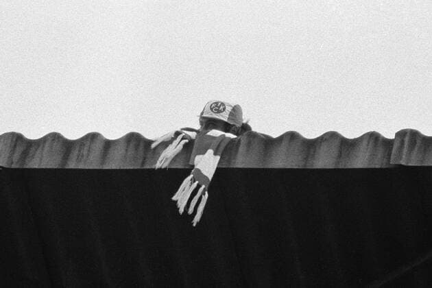 Ein Lautern-Fan hat sich auf das Stadiondach geschlichen Fußball 1. BL Herren Saison 1975 1976, 1. FC Kaiserslautern Totale Betzenberg Kaiserslautern Komik