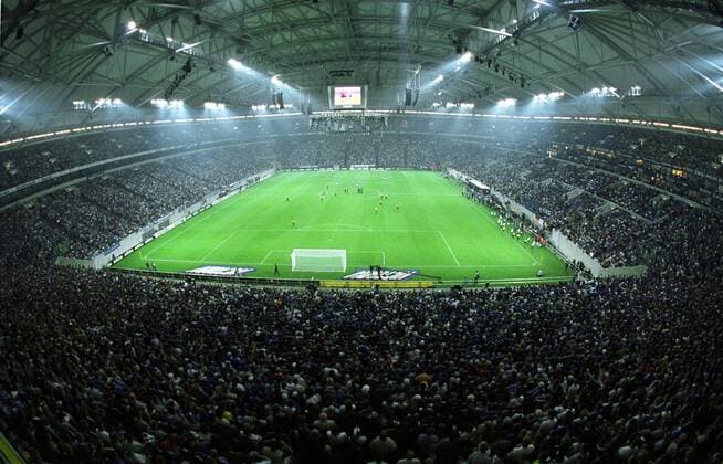 Volle Ränge beim Eröffnungsspiel in der neuen Arena Auf Schalke; oben, Vogelperspektive Fußball 1. BL Herren Saison 2001 2002, Stadioneinweihung, Stadioneröffnung, FC Schalke 04 - BVB Borussia Dortmund 0:0 Totale SchalkeArena, AufSchalkeArena, AufSchalke, Auf Gelsenkirchen, Dach, Stadiondach, Überdachung Masse