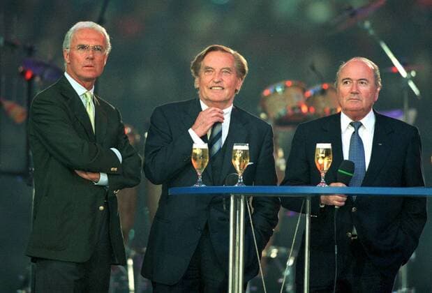 V.li. Präsident Franz Beckenbauer (FC Bayern München), DFB-Präsident Gerhard Mayer-Vorfelder (Deutschland) und FIFA-Präsident Joseph Blatter (Schweiz) bei einem Bier Fußball 1. BL Herren Saison 2001 2002, Stadioneinweihung, Stadioneröffnung, Eröffnung, Einweihung, FC Schalke 04, Vneg Gruppe SchalkeArena, AufSchalkeArena, AufSchalke, Auf Gelsenkirchen